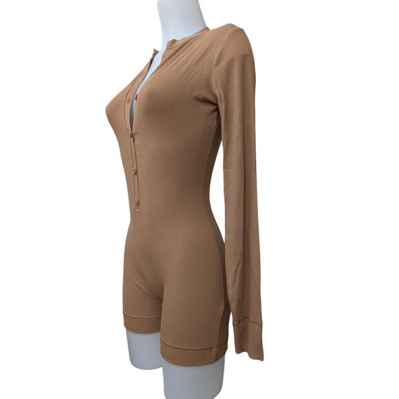 Skims soft lounge button up henley romper camel nwt - Picture 3 of 13